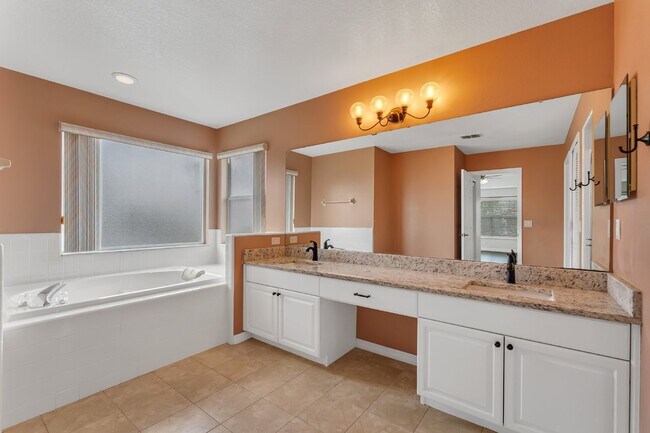 Building Photo - Spacious 6-bedroom, 3-bathroom and pool Tu...