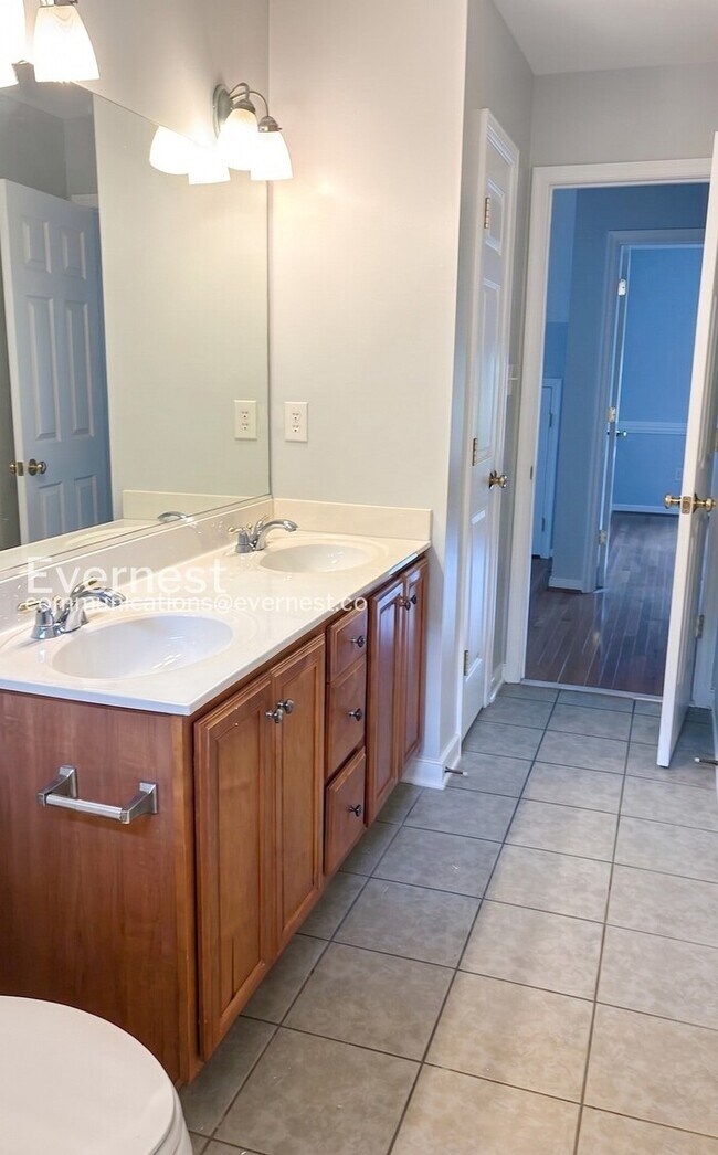 Building Photo - 6 Bed/4 Bath Home with Modern Amenities / Available Now!