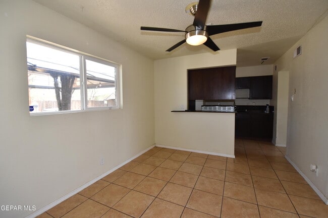 Building Photo - 304 Maricela Dr