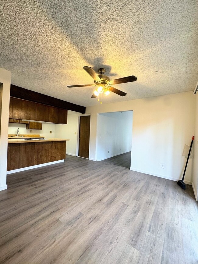 Building Photo - Spacious 2 Bedroom Duplex in Sacramento