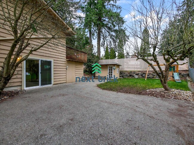 Building Photo - 6 Bed and 3 Bath Single Family Home Available Now!