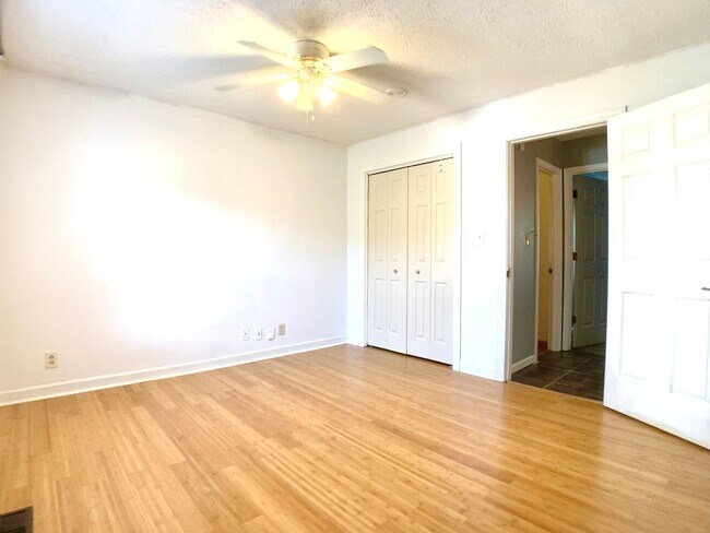 Building Photo - 3401 Oak Lawn Dr