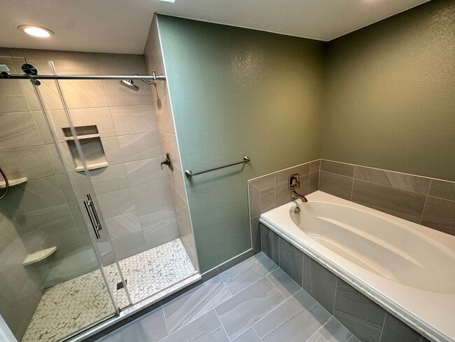 Building Photo - Stunning large 3 bedroom home in West Aubu...