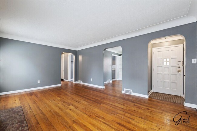 Building Photo - $1250 3 bedroom bungalow