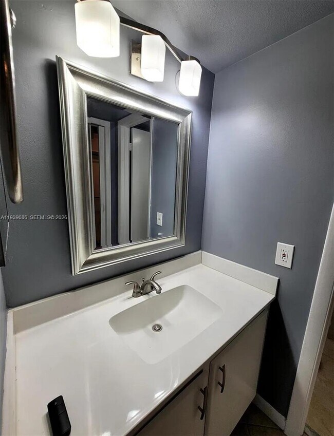 Building Photo - 10425 SW 112th Ave