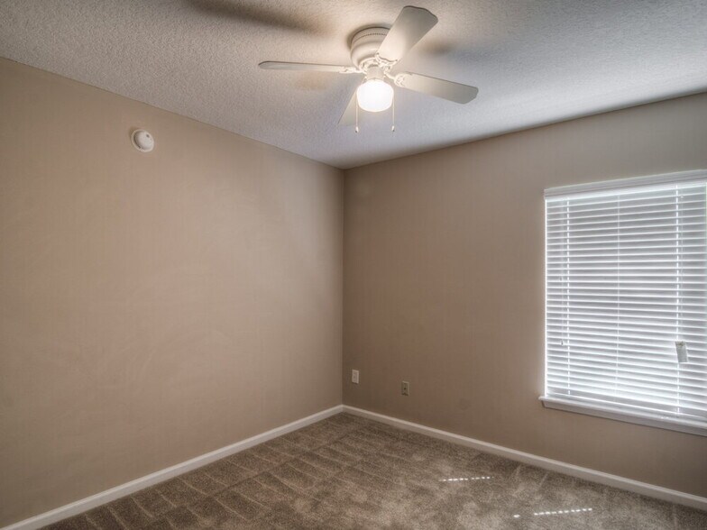 Building Photo - 13904 Fish Eagle Dr E