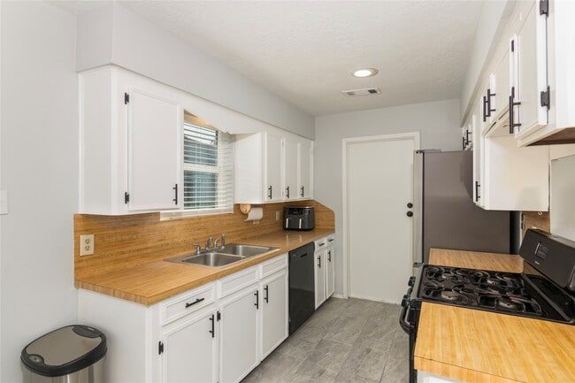 Building Photo - 4158 Bermuda Dr