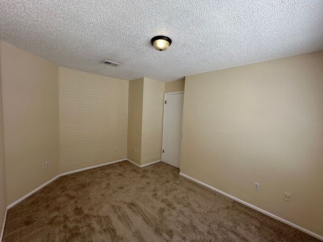 Building Photo - 3 bed 2 bath tri plex near UCF