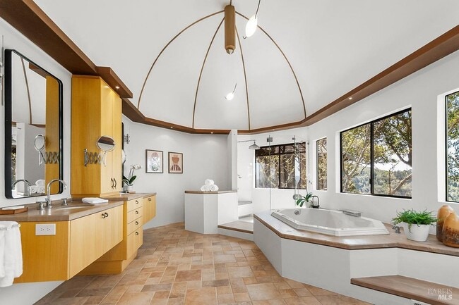 Building Photo - 1100 Bayhills Dr