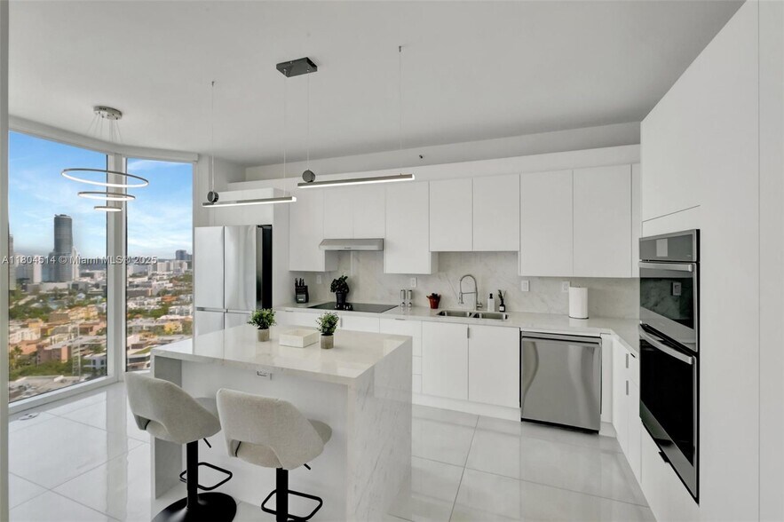 Building Photo - 300 S Pointe Dr