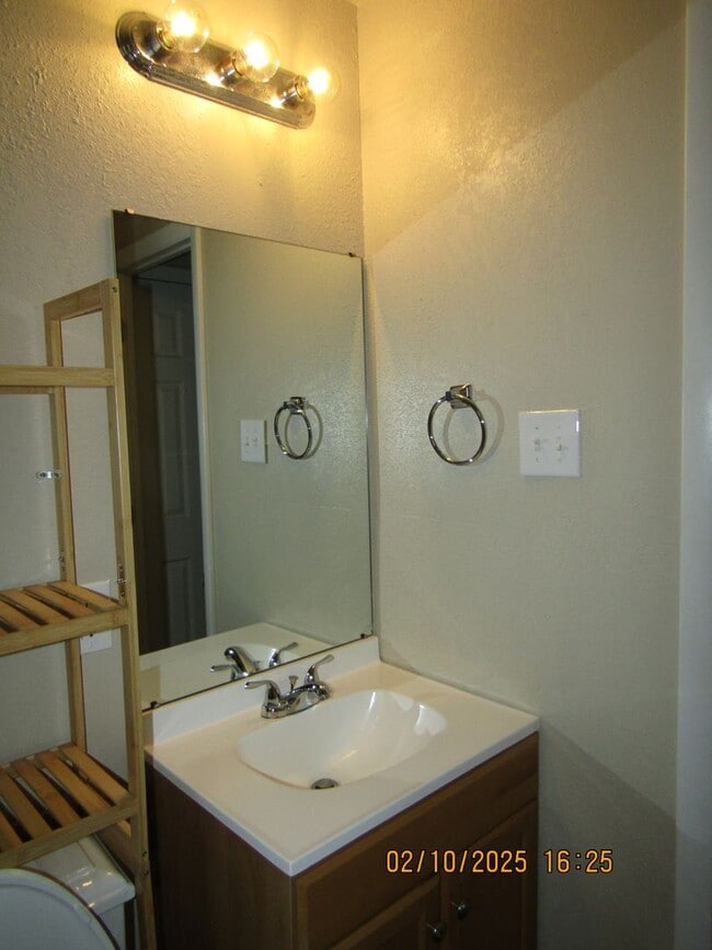 Building Photo - New listing! 3 bedrooms/1 bath/garage with carport