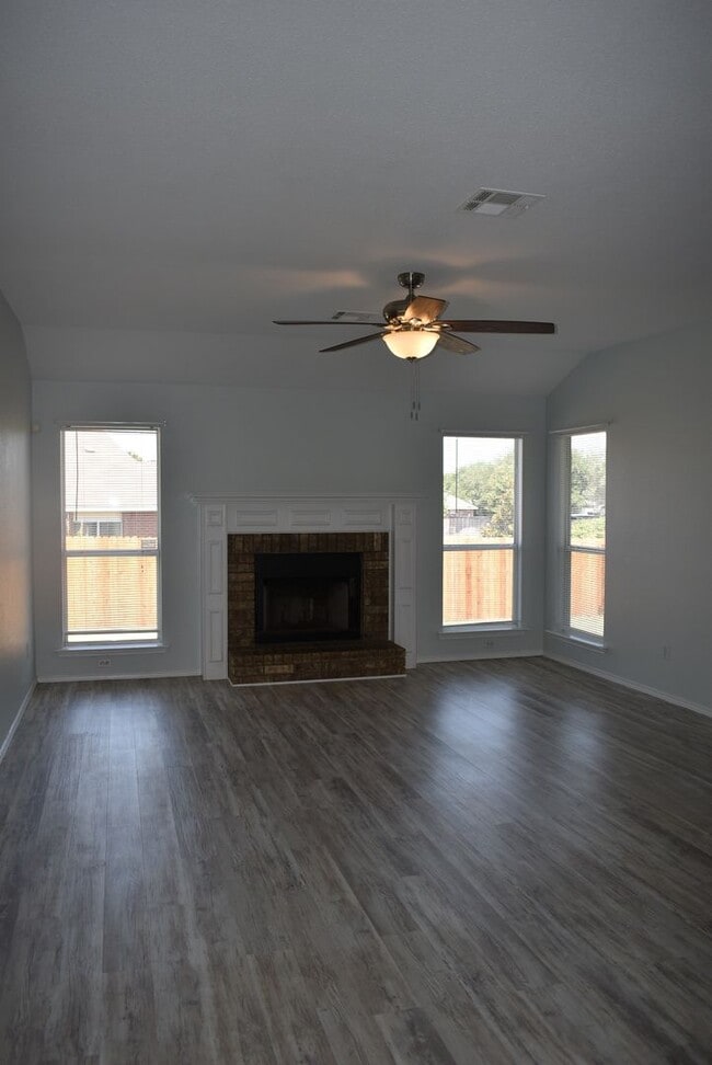 Building Photo - TWO LIVING ROOMS AND TWO DINING ROOMS! Sol...