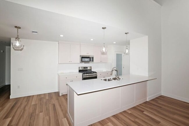 Building Photo - 7612 Woodford Ave