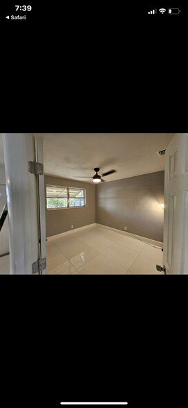 Building Photo - 4920 SW 28th Ter