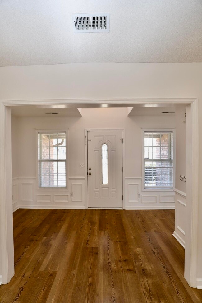 Building Photo - 3065 Temple Rd