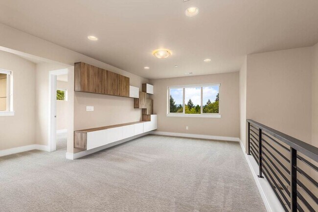 Building Photo - Beautiful Home in Kirkland with 2-Car Garage and Outdoor Patio!
