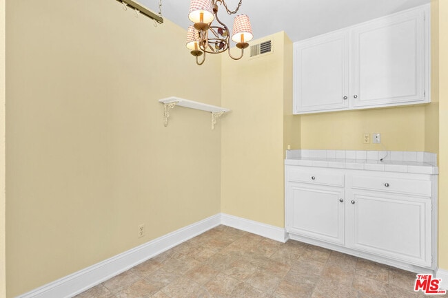 Building Photo - 1561 Palisades Dr