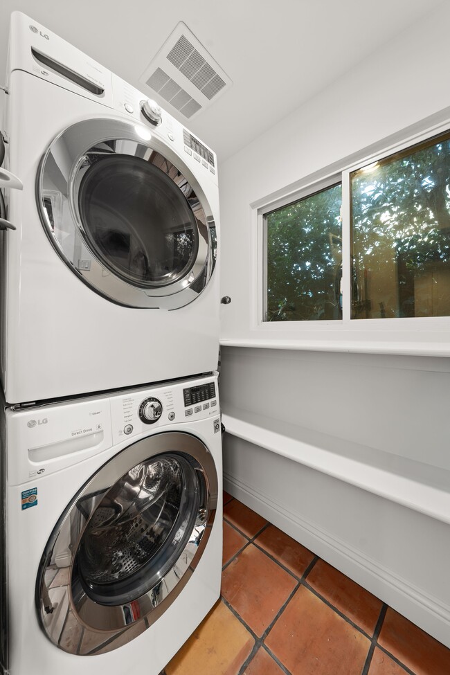 Building Photo - 2624 S Palm Grove Ave