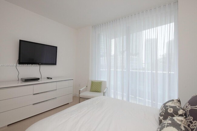 Building Photo - 200 S Biscayne Blvd