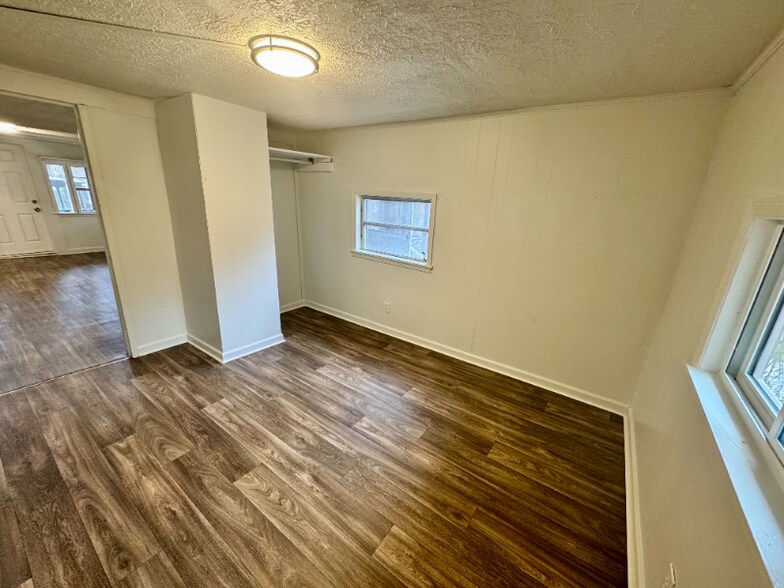 Building Photo - 575 Greenwood Lake Dr