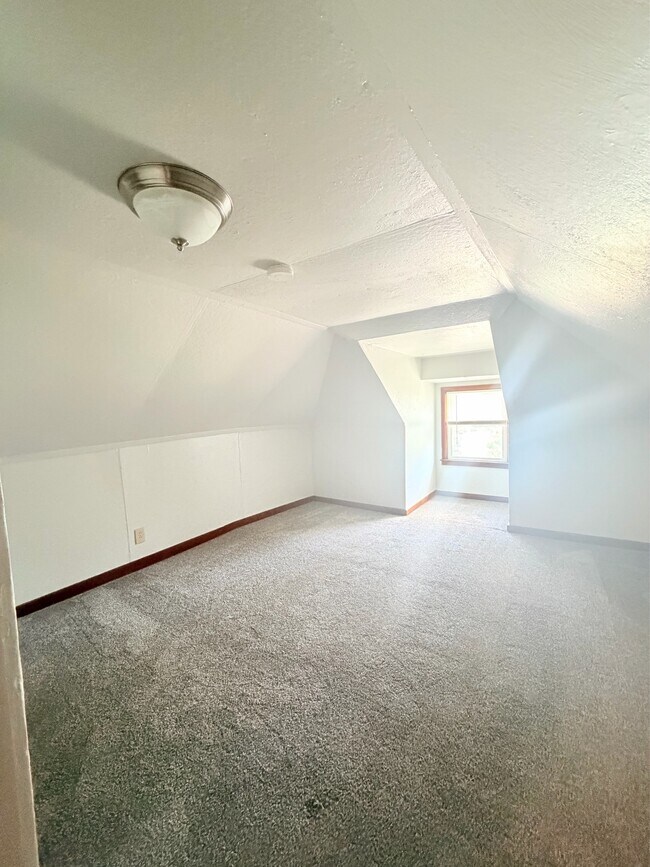 Building Photo - 428 S Clemens Ave