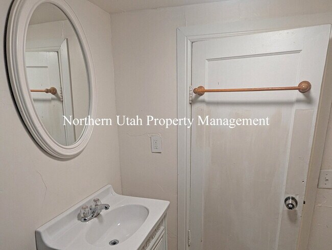 Building Photo - Lower Level Studio Unit