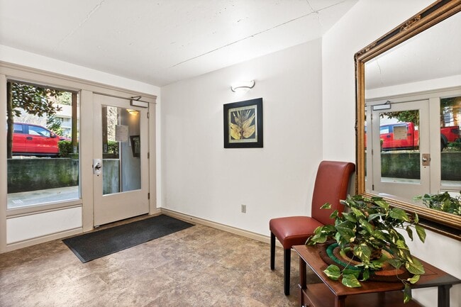 Building Photo - Modern 2-Bedroom Condo in Shoreline with Stylish Finishes