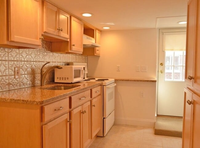 Building Photo - 9 Broadway Ave