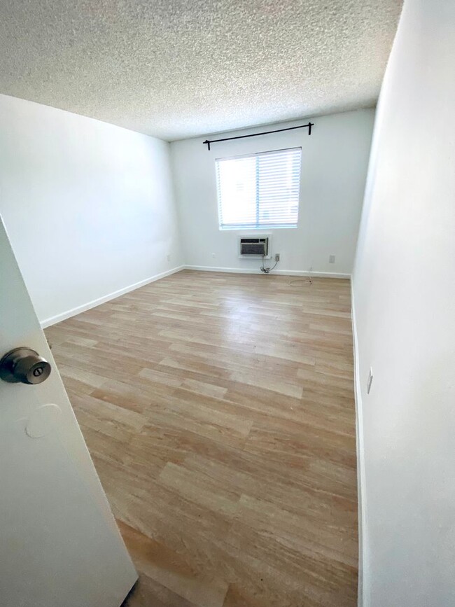 Building Photo - 1 BEDROOM 1 BATHROOM CONDO!! HARDWOOD FLOO...