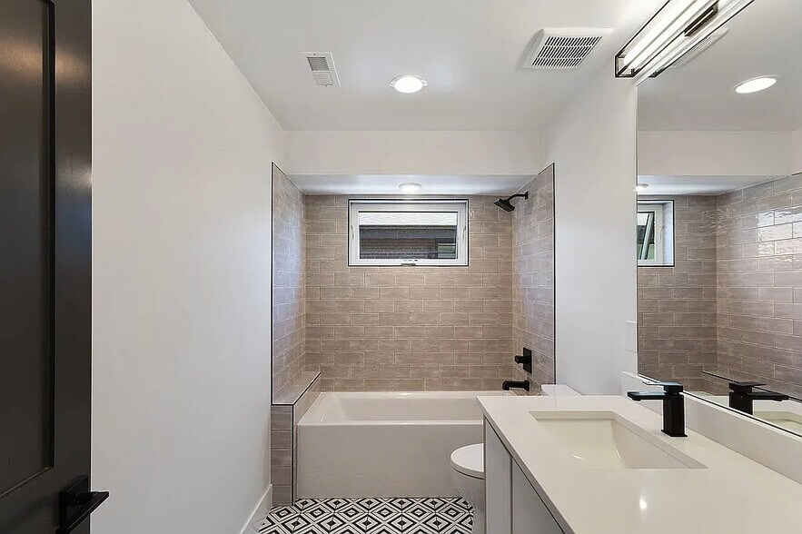 Second floor guest bathroom - 963 Tennyson St