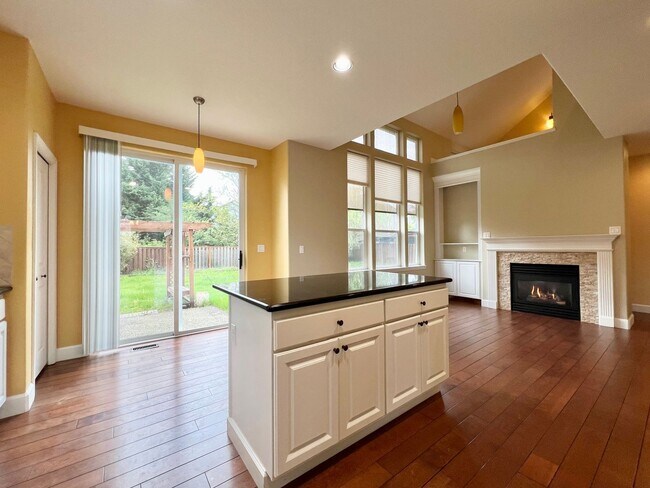 Building Photo - Spacious 4 Bed, 2.5 Bath House!