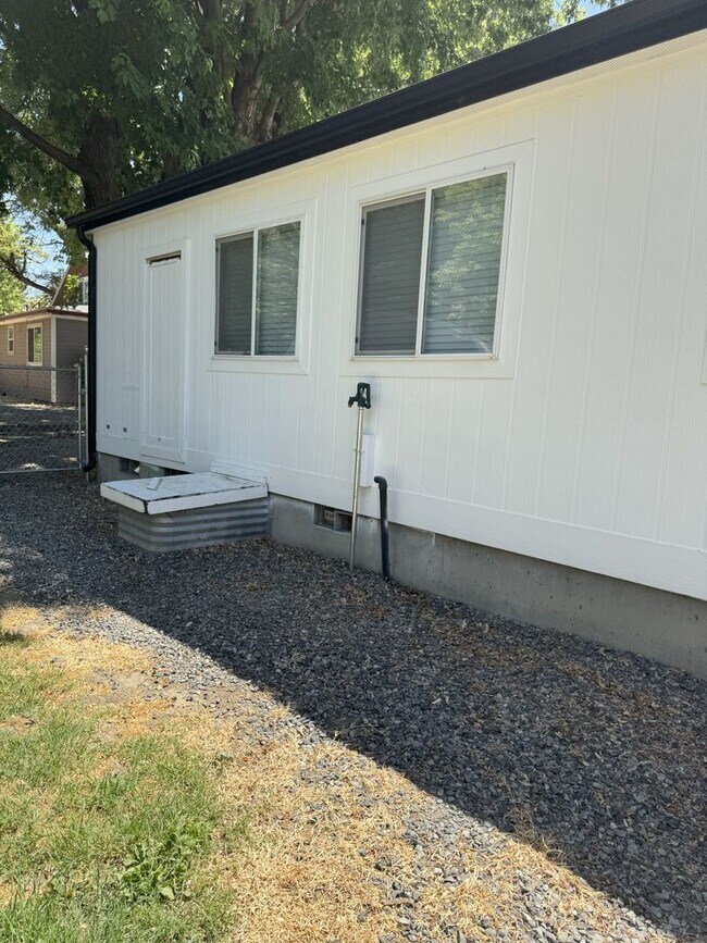 Building Photo - Large Echo home for rent