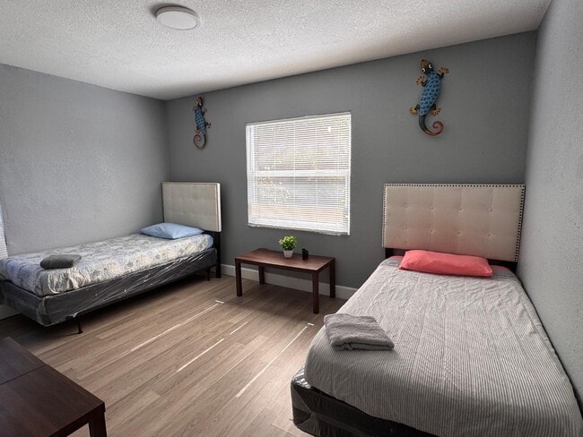 Building Photo - 802 E Emma St