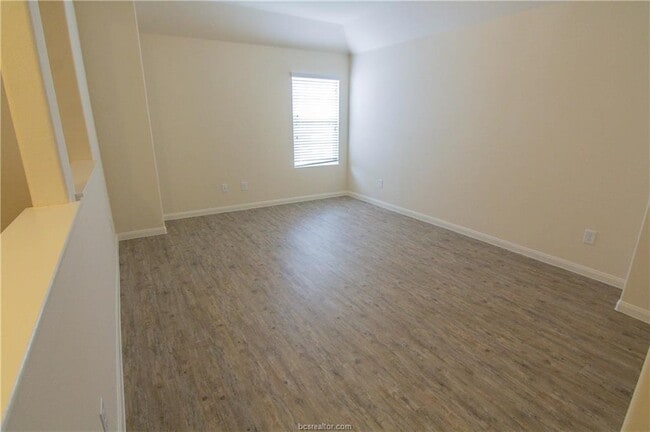 Building Photo - 5121 Lost Oak Dr
