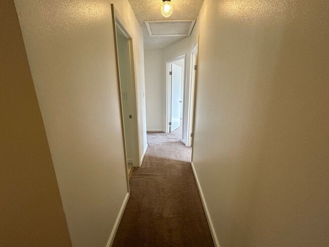 Building Photo - 3 Bed 1.5 Bath Townhome In Excellent Neighborhood