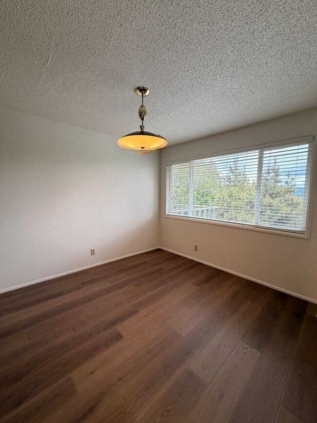 Building Photo - 2-Bedroom 1 1/2- bathroom Townhouse style duplex.