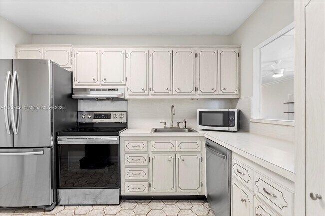 Building Photo - 9440 W Bay Harbor Dr