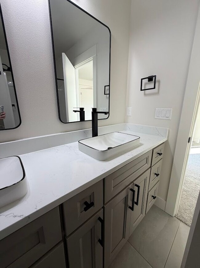 Building Photo - Modern Living Duplex in Keizer