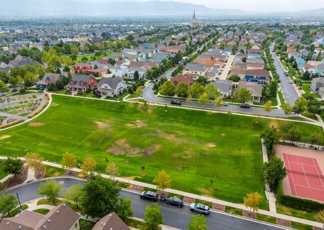 Building Photo - Stunning 6 bedroom 3 bathroom home in Daybreak South Jordan!!!