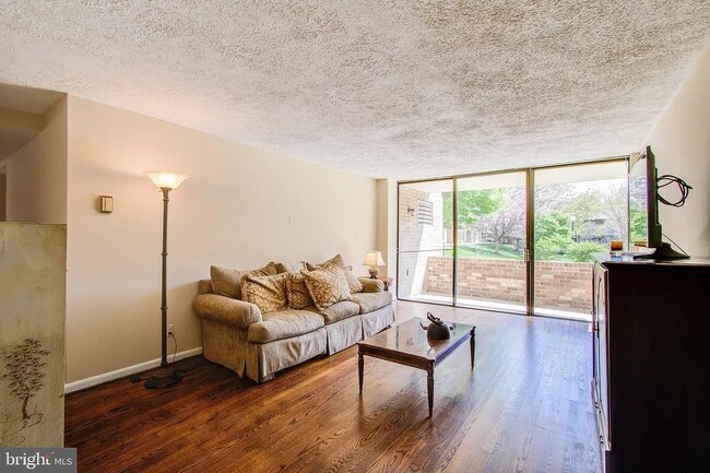 Living room (furniture to be cleared) - 118 Monroe St