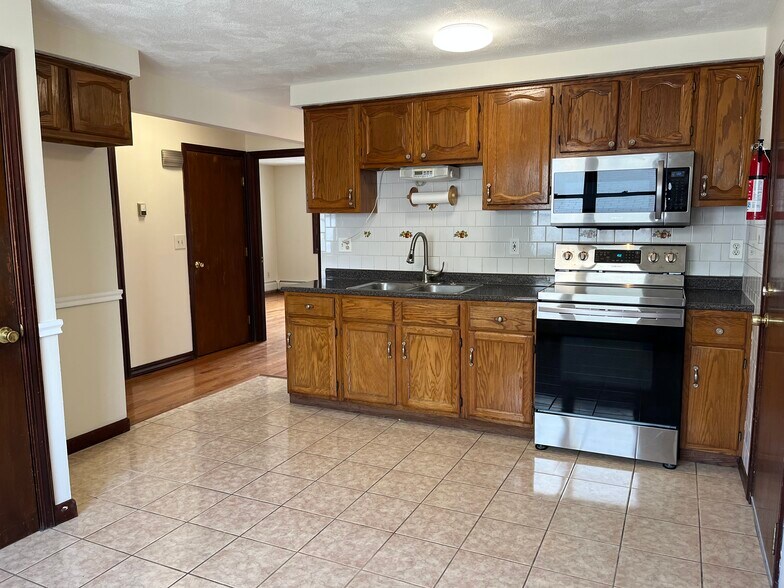 Building Photo - 77 Star St