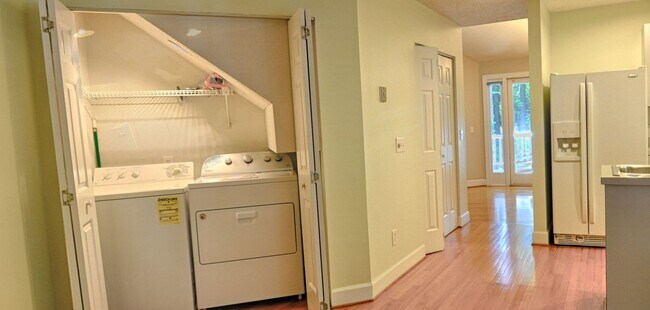 Building Photo - 3 bedroom Cul-de-sac Townhouse