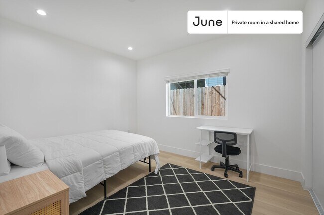 Building Photo - Room in Shared 3 bed/2 bath home