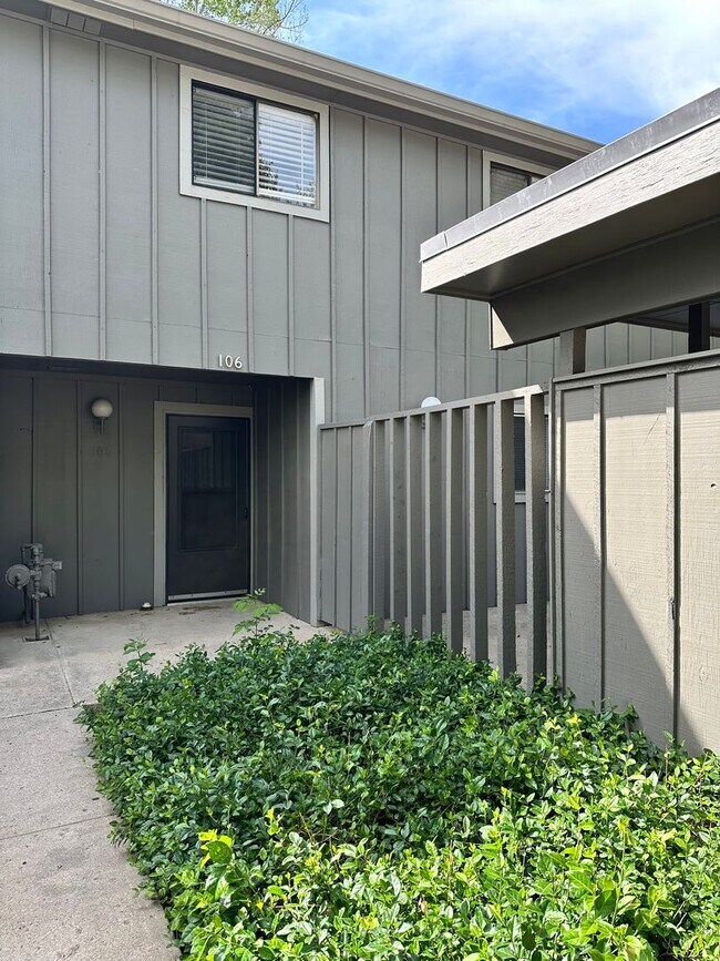 Building Photo - Fully Updated Townhouse in Mid-Town Ft Collins - Available Now!