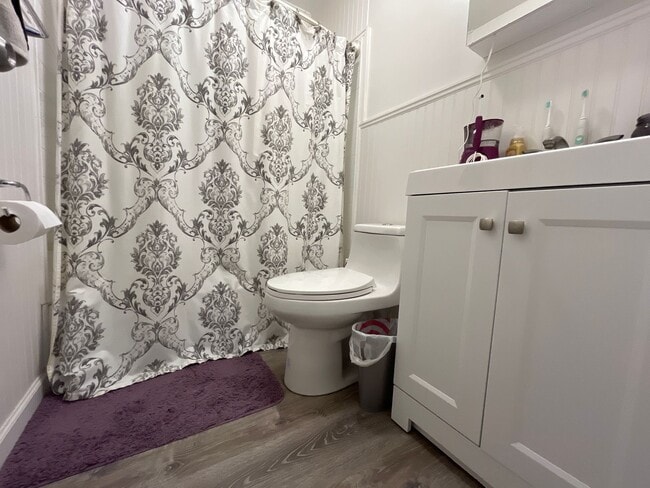 Building Photo - Beautifully updated 3-bedroom, 1.5-bath to...