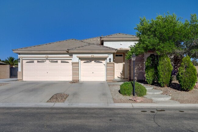 Building Photo - Single Family Home on 20k SQFT Lot in Gated Community