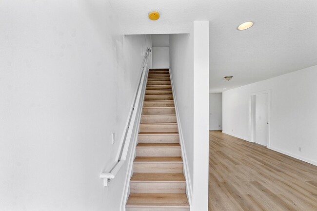 Building Photo - LARGE 3-bed, 3-bath townhome with 2-car ga...