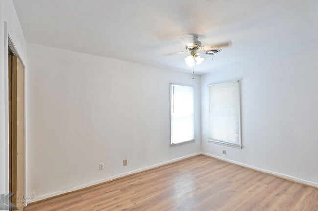 Building Photo - 3 bed/1.5 bath, 2 living home