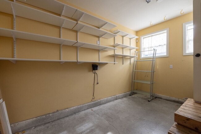 Building Photo - Remodeled & Charming 4 bed/3 bath w/ Yard and Hot Tub