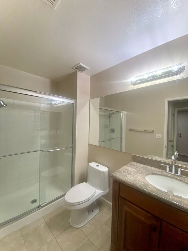 Building Photo - Large 5-bedroom 3-bathroom Home in Union C...